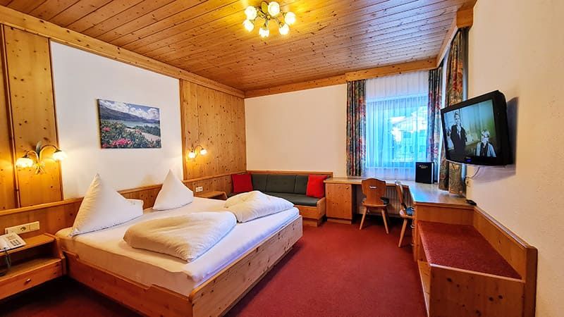 Zimmer mit Doppelbett und Couch im Apart-Garni Romantica Galtür Tirol