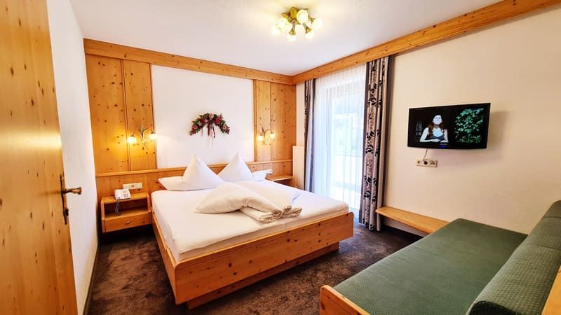 Zimmer mit Doppelbett und Schlafcouch im Apart-Garni Romantica Galtür Tirol